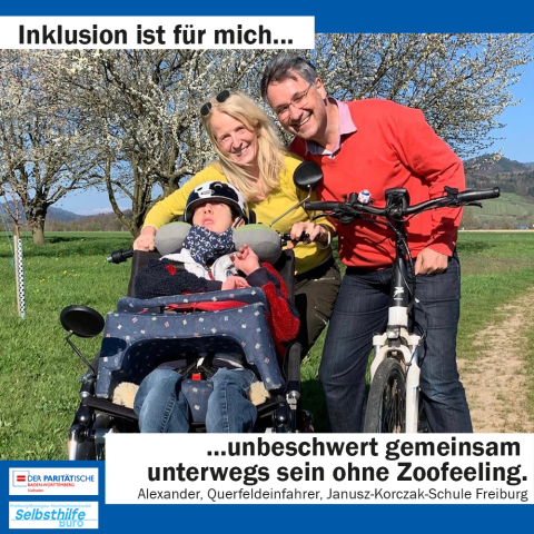 Zwei Eltern machen eine Fahrradtour mit ihrem Sohn, der im Rollstuhl mitfährt. Darunter steht: "Inklusion ist für mich unbeschwert gemeinsam unterwegssein ohne "Zoofeeling". Alexander, Querfeldeinfahrer, Janusc-Korczak-Schule Freiburg"