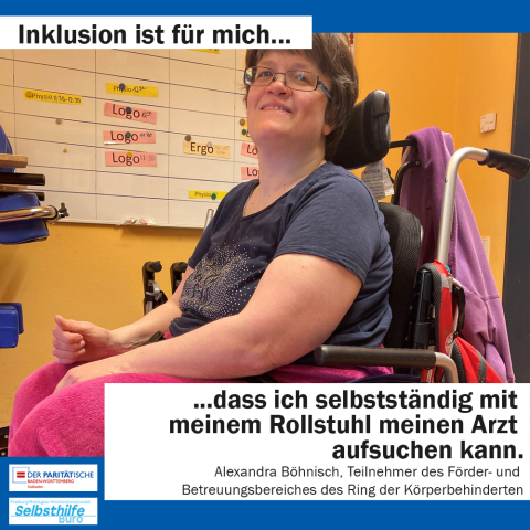 Eine Frau im Rollstuhl lächelt in die Kamera. Darunter steht: "Inklusion ist für mich dass ich selbstständig mit meinem Rollstuhl meinen Arzt aufsuchen kann. Alexandra Böhnisch, Teilnehmer des Förder- und Betreuungsbereichs des Ring der Körperbehinderten"