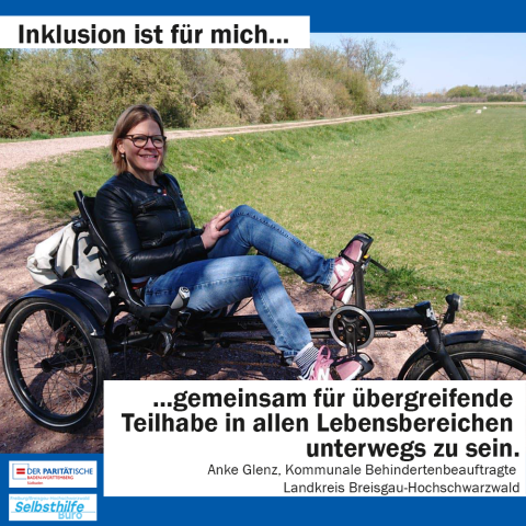 Eine Frau fährt Liegerad. Darunter steht: "Inklusion ist für mich gemeinsam für übergreifende Teilhabe in allen Lebensbereichen unterwegs zu sein. Anke Glenz, Kommunale Behindertenbeauftragte Landkreis Breisgau-Hochschwarzwald"