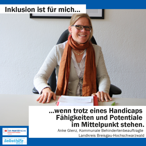 Eine Frau an ihrem Schreibtisch. Darunter steht: "Inklusion ist für mich wenn trotz eines Handicaps Fähigkeiten und Potentiale im Mittelpukt stehen. Anke Glenz, Kommunale Behindertenbeauftragte Landkreis Breisgau-Hochschwarzwald"