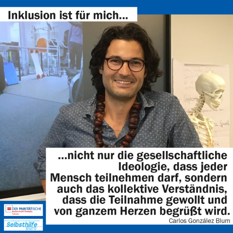 Ein Mann vor einer Präsentation, Skelett im Hintergrund. Darunter steht: "Inklusion ist für mich nicht nur die gesellschaftliche Ideologie, dass jeder Mensch teilnehmen darf, sondern auch das kollektive Verständnis, dass die Teilnahme gewollt und von ganzem Herzen begrüßt wird. Carlos González Blum"