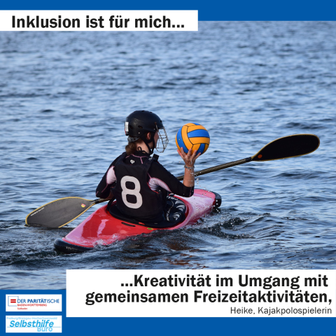 Eine Frau im Kajak mit Ball. Darunter steht: "Inklusion ist für mich Kreativität im Umgang mit gemeinsamen Freizeitaktivitäten. Heike, Kajakpolospielerin"