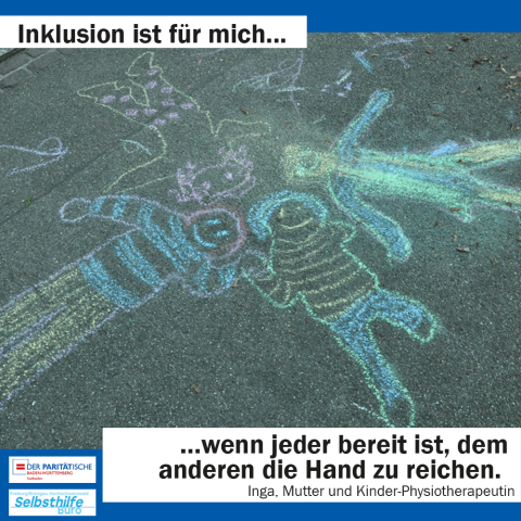 Kreideumrisse von vier Kindern, die sich die Hände reichen. Darunter steht: "Inklusion ist für mich wenn jeder bereit ist, dem anderen die Hand zu reichen. Inga, Mutter und Kinder-Physiotherapeutin"
