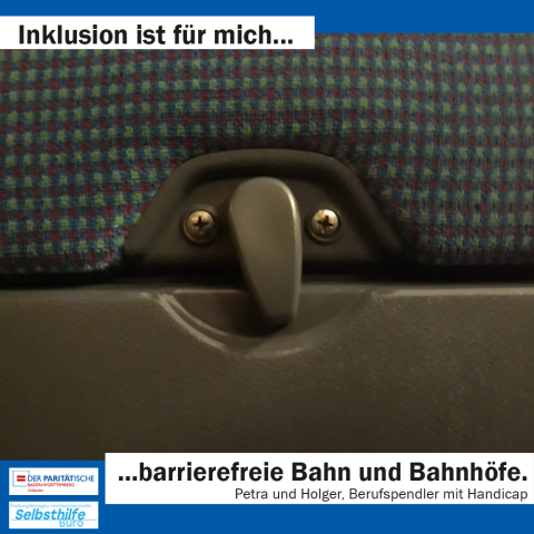 Umklapptischchen vor den Sitzen in der Bahn. Darunter steht: "Inklusion ist für mich barrierefreie Bahn und Bahnhöfe. Petra und Holger, Berufspendler mit Handicap"