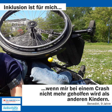 Ein Rollstuhlfahrer ist umgekippt. Darunter steht: "Inklusion ist für mich wenn mir bei einem Crash nicht mehr geholfen wird als anderen Kindern. Benedikt (9)"