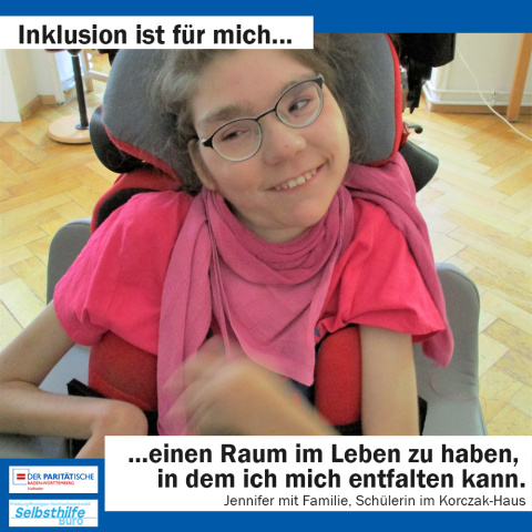 Das Mädchen im Rollstuhl strahlt. Darunter steht: "Inklusion ist für mich einen Raum im Leben zu haben, in dem ich mich entfalten kann. Jennifer mit Familie, Schülerin im Korczak-Haus"