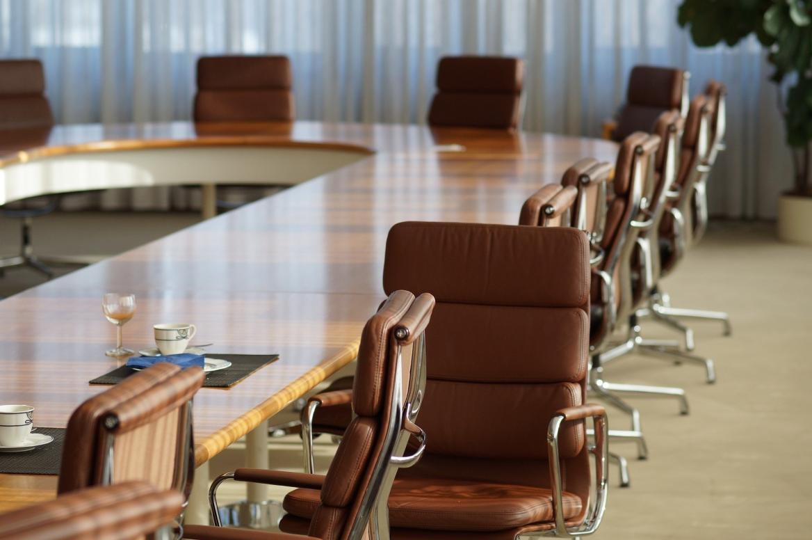 Meeting Bild zeigt einen Sitzungsraum mit Tisch und Stühlen