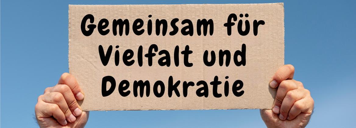 Bild zeigt ein Plakat mit der Aufschrift "Gemeinsam für Vielfalt und Demokratie"