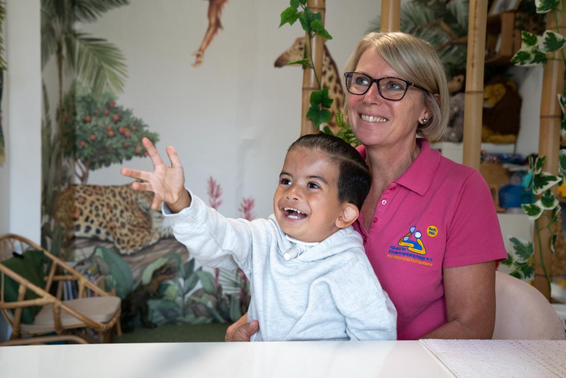 Kind und Kinderkrankenschwester