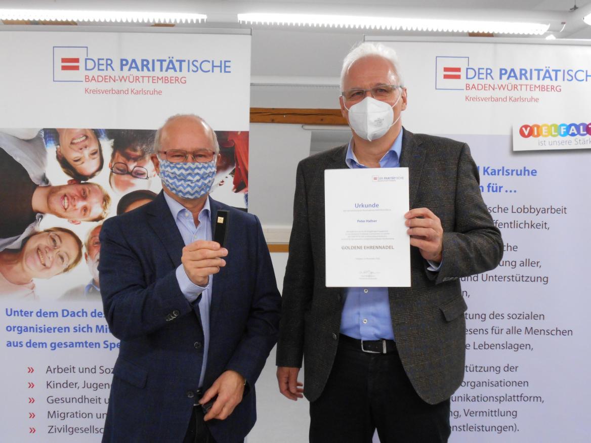 Hohe Auszeichnung: Peter Hafner (rechts) erh&auml;lt von Kreisvorstand R&uuml;diger Frank die Goldene Ehrennadel des PARIT&Auml;TISCHEN.