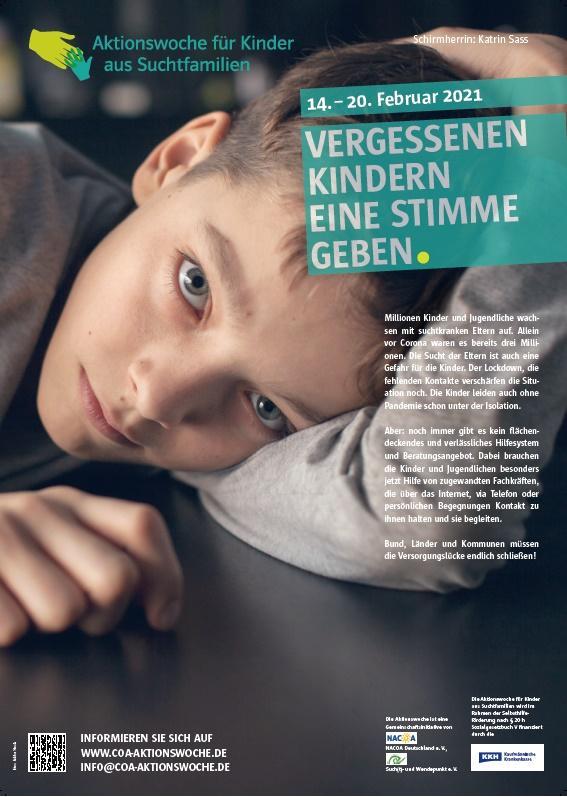 Junge an Tisch mit Kopf auf den Arm gelegt