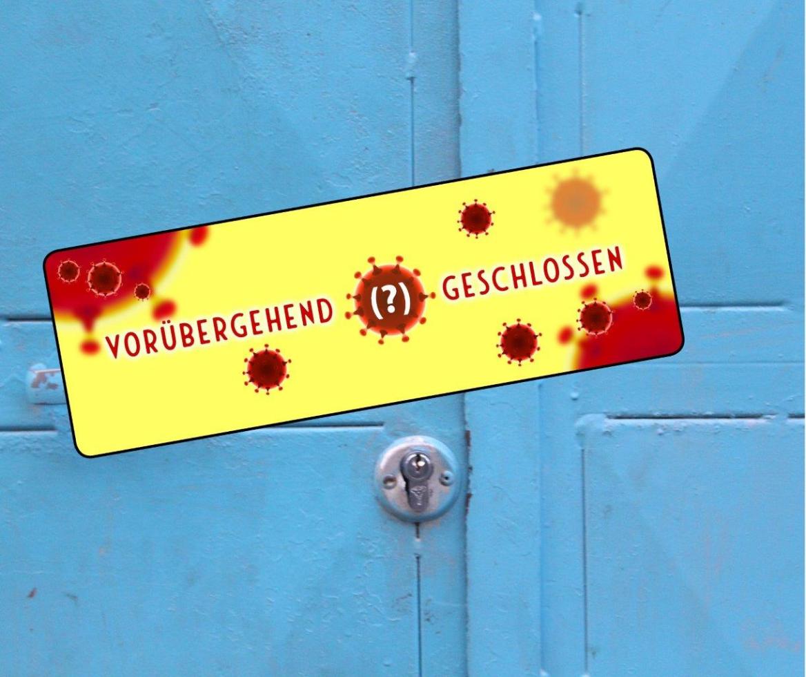 Holzt&uuml;r mit Schild mit Corona-Viren und der Beschriftung Vor&uuml;bergehend? Geschlossen