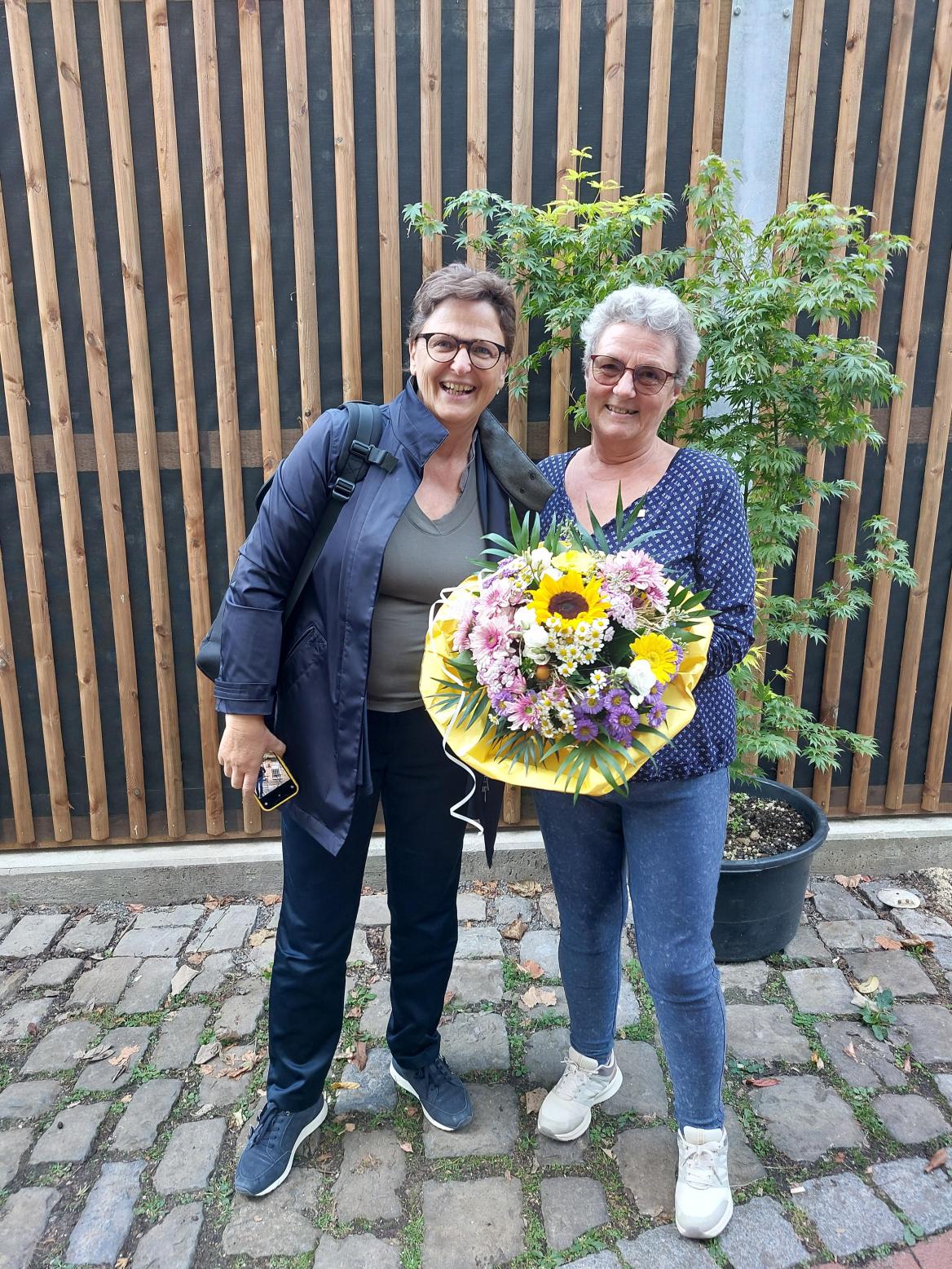 Uta-Micaela D&uuml;rig und Judith Vowinkel mit Blumenstrau&szlig;