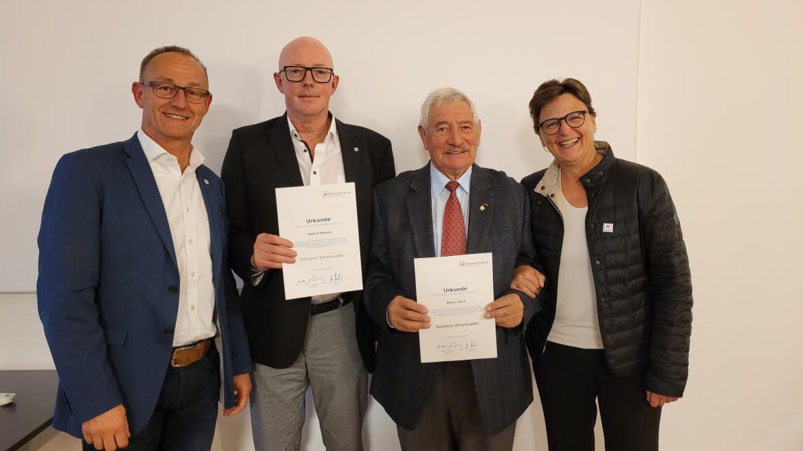 Ulf Hertmann (li) und Uta-Micaela D&uuml;rig (re) ehren Helmut Roemer (2.v.li) und Dieter L&ouml;sch (3.v.li)