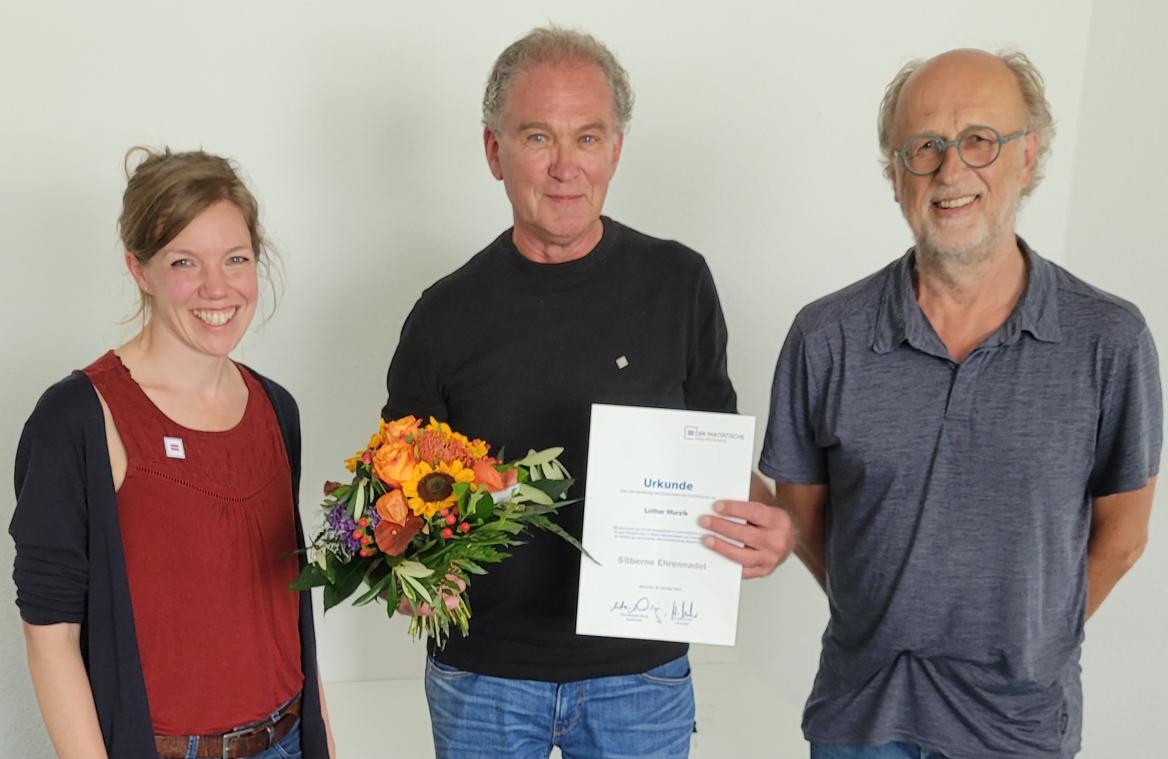 Lothar Murzik bekam die silberne Ehrennadel. Regionalleitung Annika Beutel und KV-Vorsitzender Reiner Hagemann gratulieren