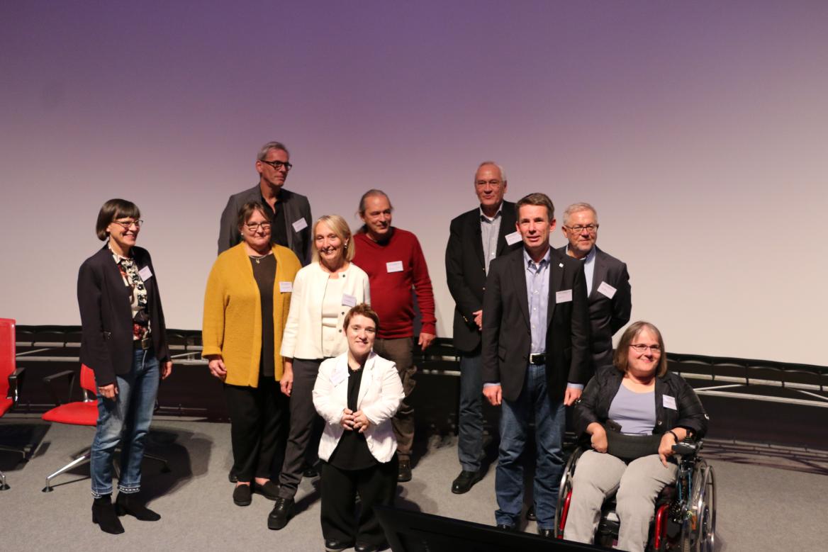 Gruppe mit 5 Frauen und 5 M&auml;nnern
