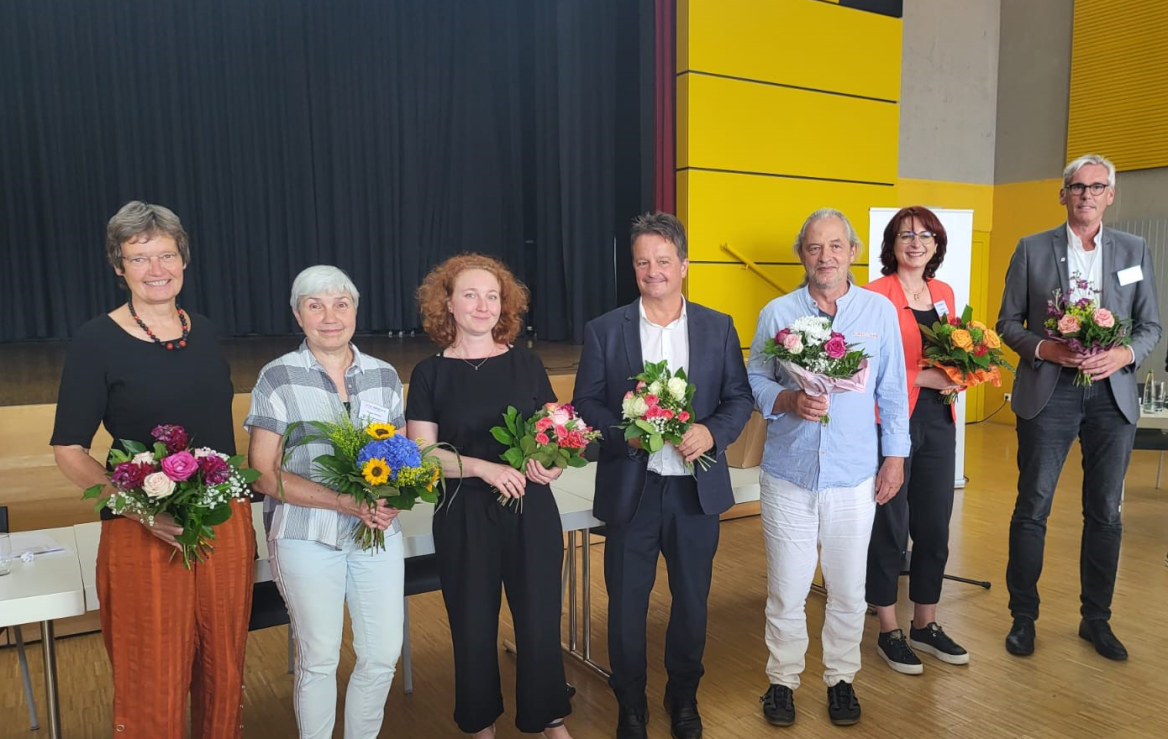Aufsichtsrat mit Blumenstr&auml;u&szlig;en