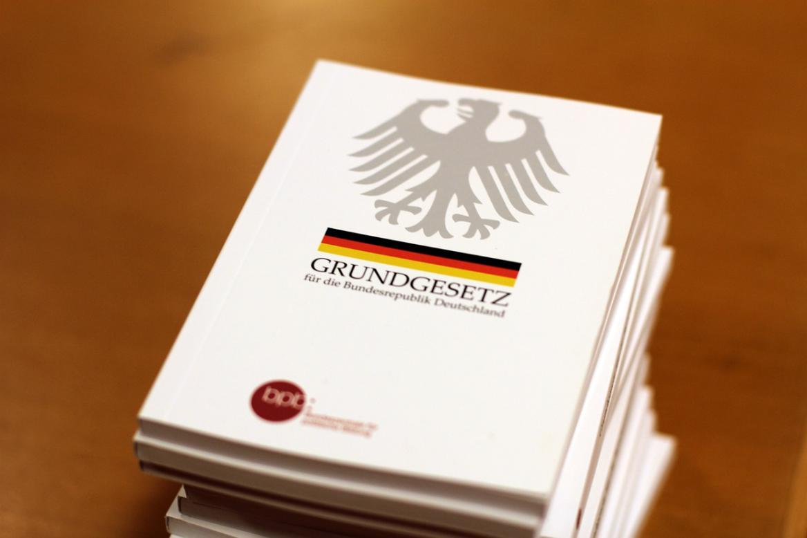 Stapel B&uuml;cher mit Adler drauf
