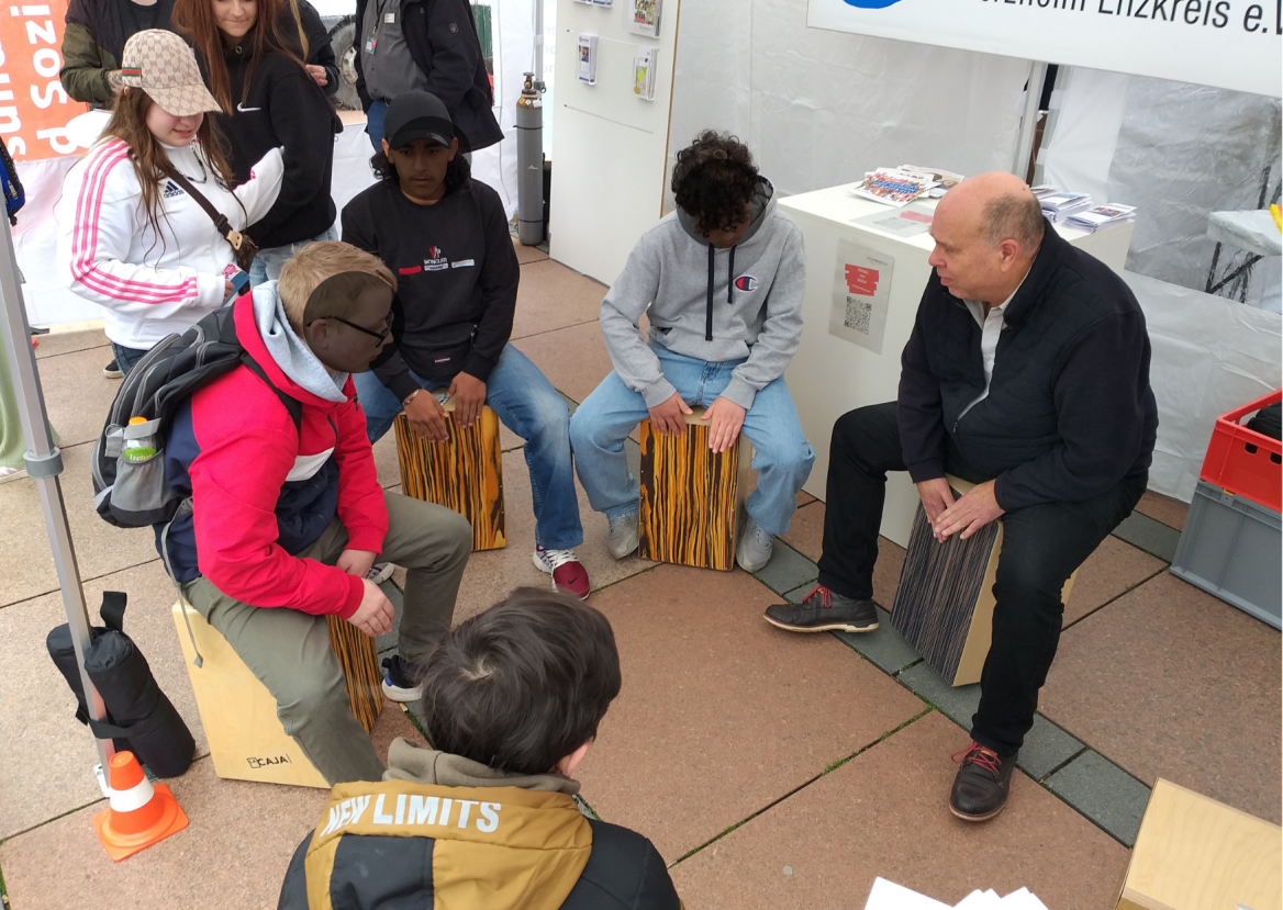 Sch&uuml;ler*innen beim Cajon-Workshop