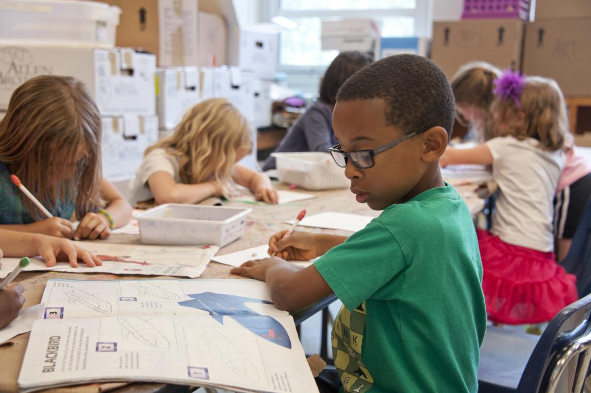 Kinder malend am Tisch in der Kita
