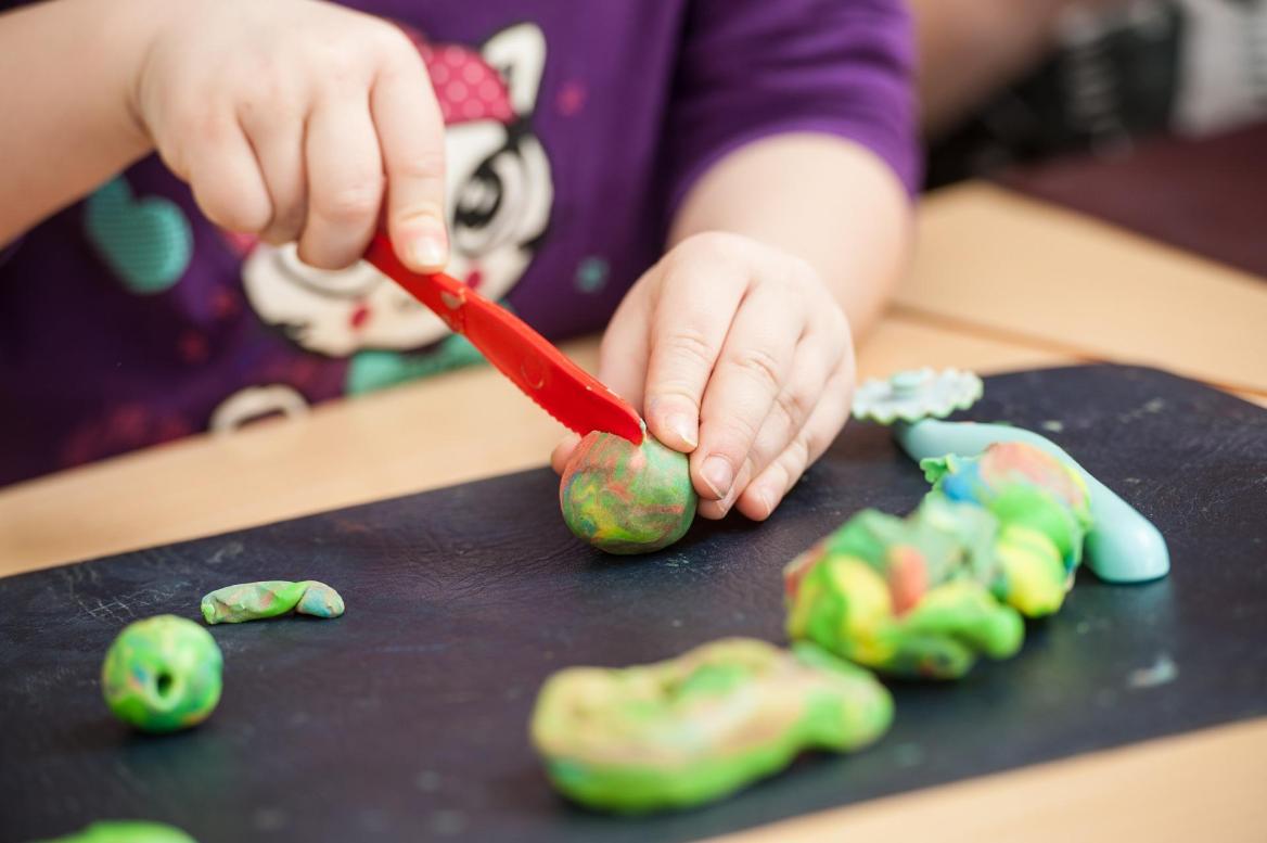 Kinderh&auml;nde schneiden Knet