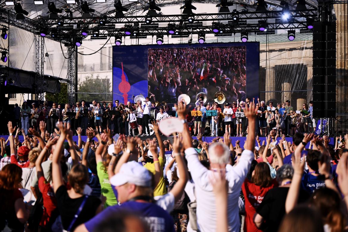 Ausgelassene Stimmung bei der Abschlussveranstaltung der Special Olympics Weltspiele am Brandenburger Tor