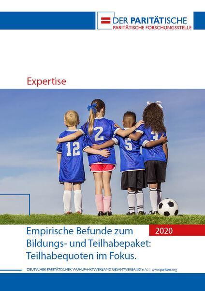 Vier Kinder von hinten in Fu&szlig;ballbekleidung