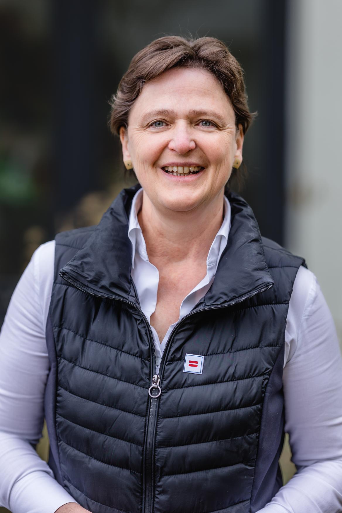 Frau mit dunklen kurzen Haaren