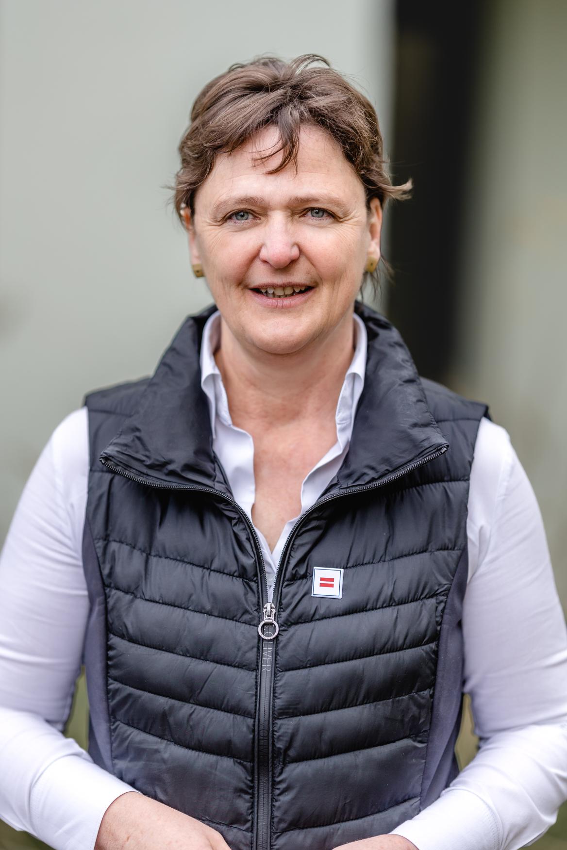Stehende Frau mit braunen Haaren