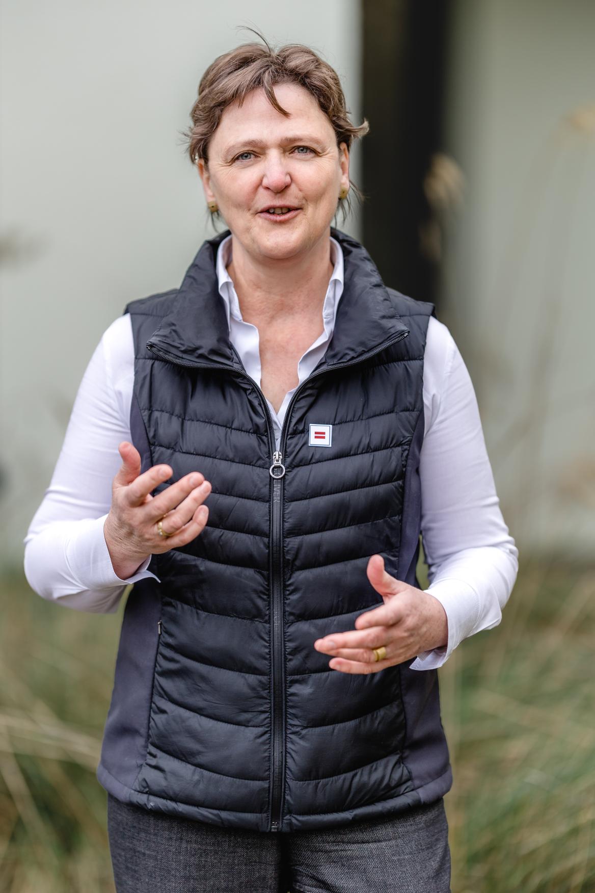 Stehende Frau mit braunen Haaren