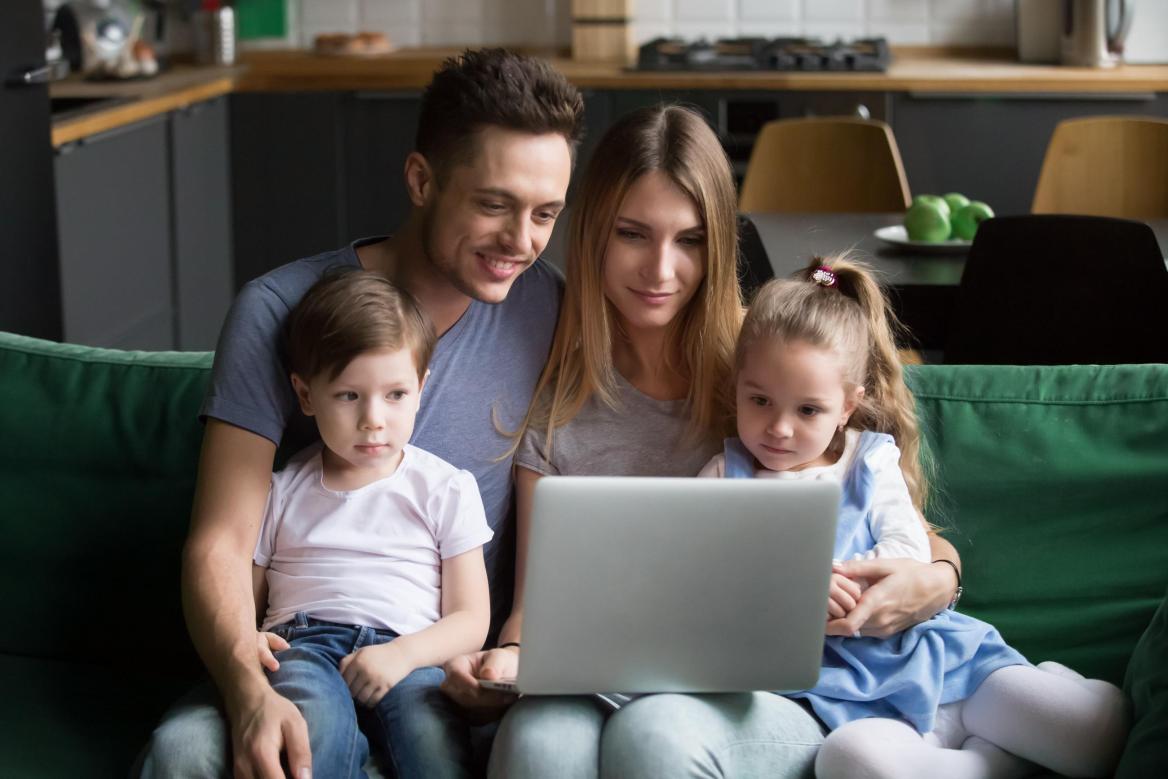 Familie in Wohnung vor PC