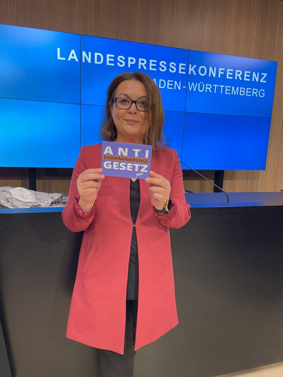 Frau mit Postkarte in der Hand