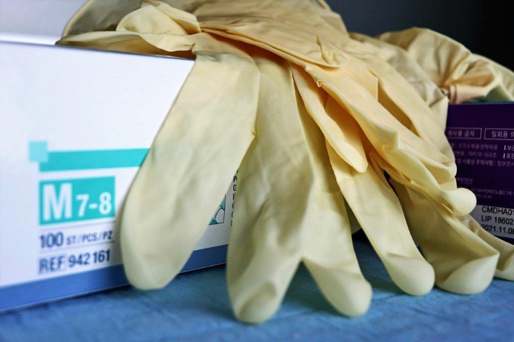 Packung mit Schutzmasken auf der Einmal-Handschuhe liegen