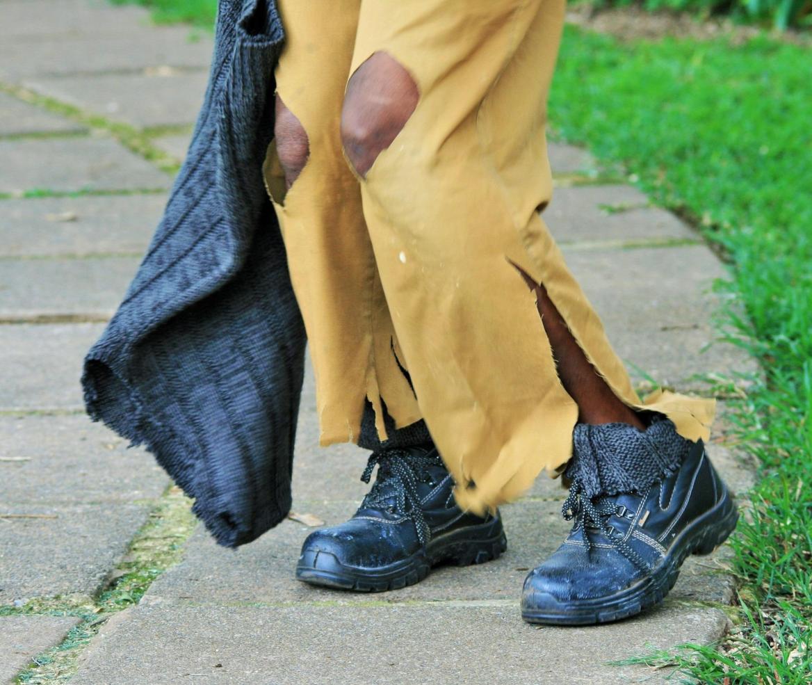 Person in zerfetzter Hose