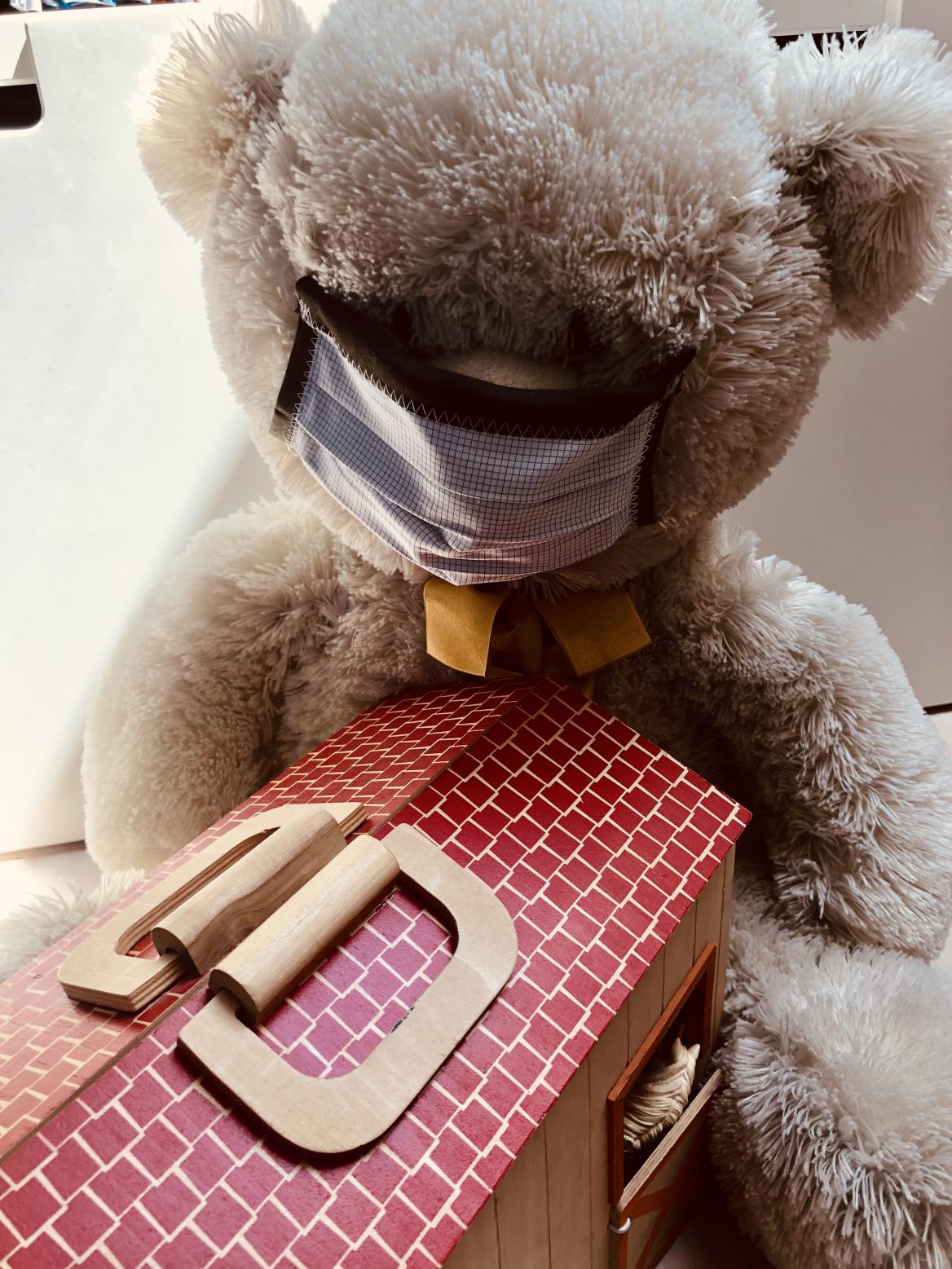 Wei&szlig;er Teddyb&auml;r mit gestreiftem Mund-nasen-Schutz