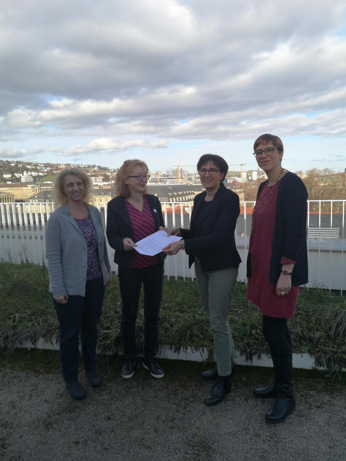 Frauen &uuml;bergeben Papier
