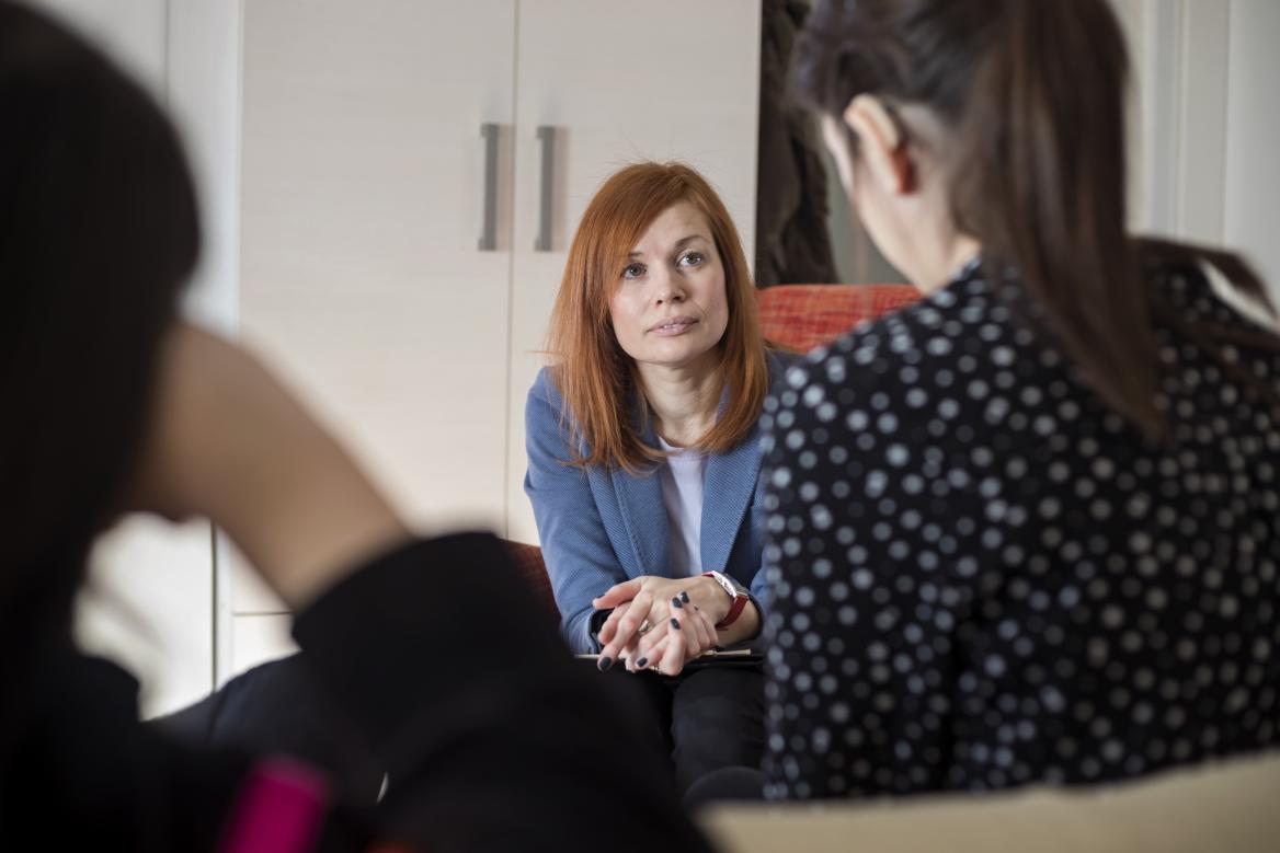 Frau ber&auml;t Frauam Tisch