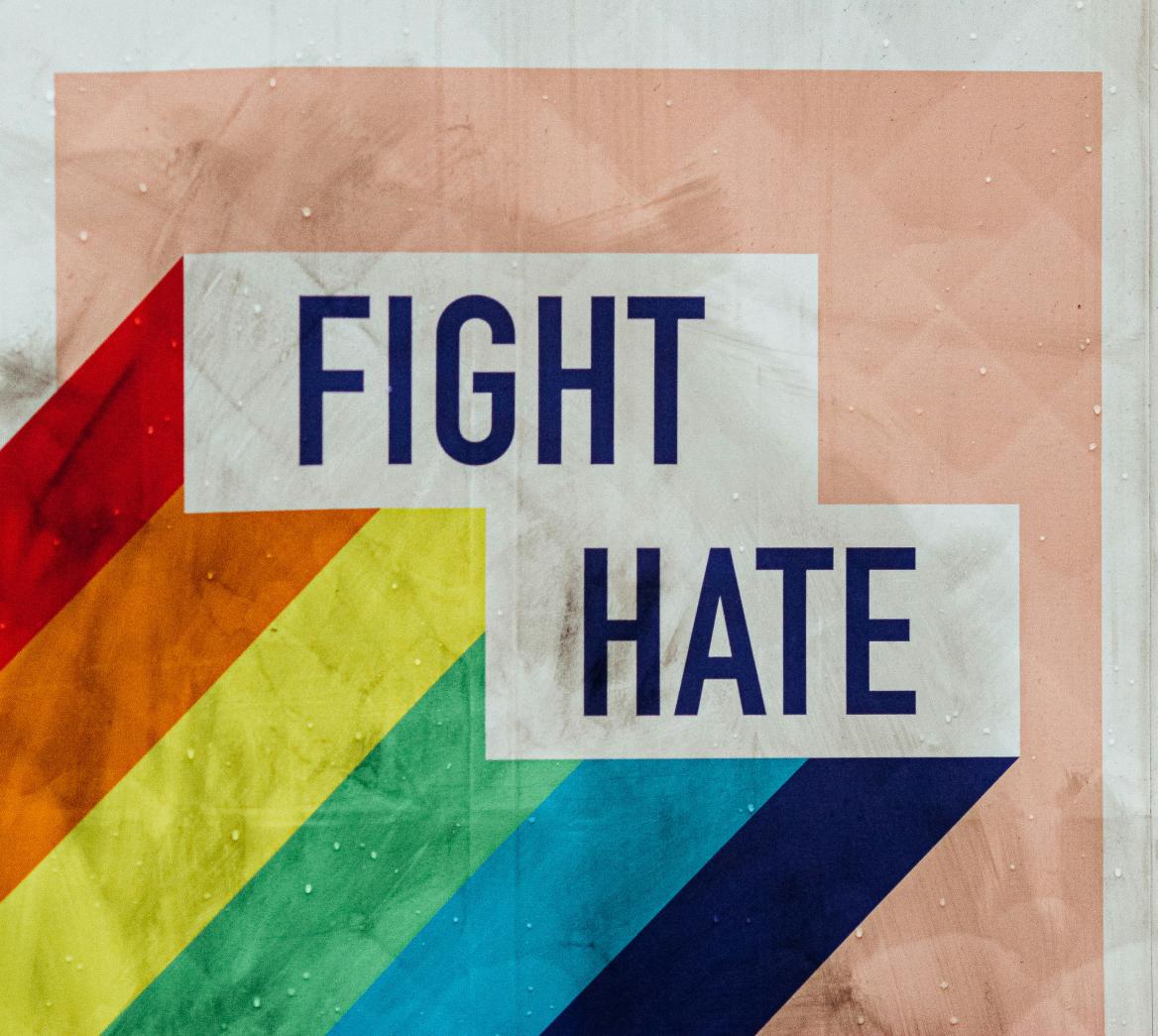 Bunte Fahne mit blauer Schrift