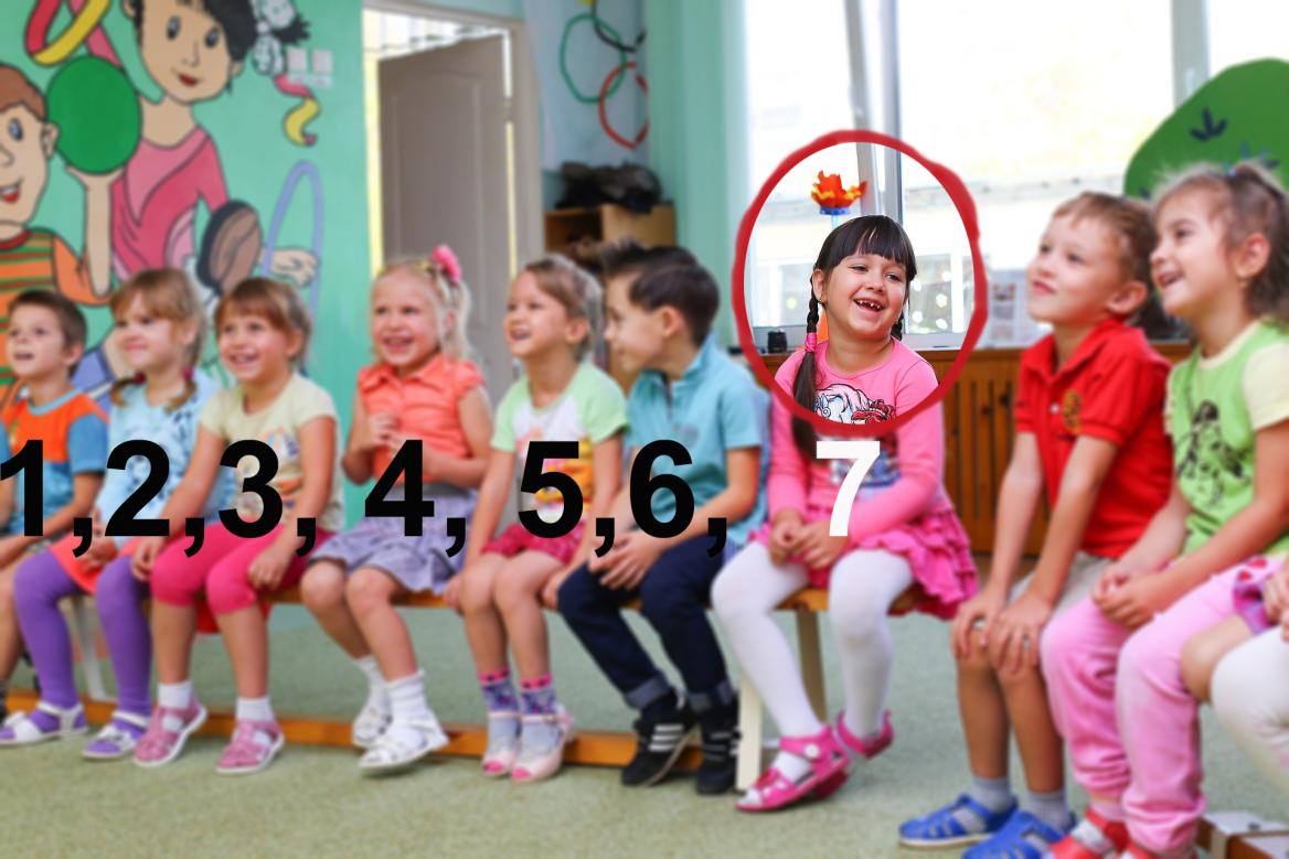 Mehrere kleine Kinder sitzen nebeneinander auf St&uuml;hlen. Das 7. Kind ist rot eingekreist