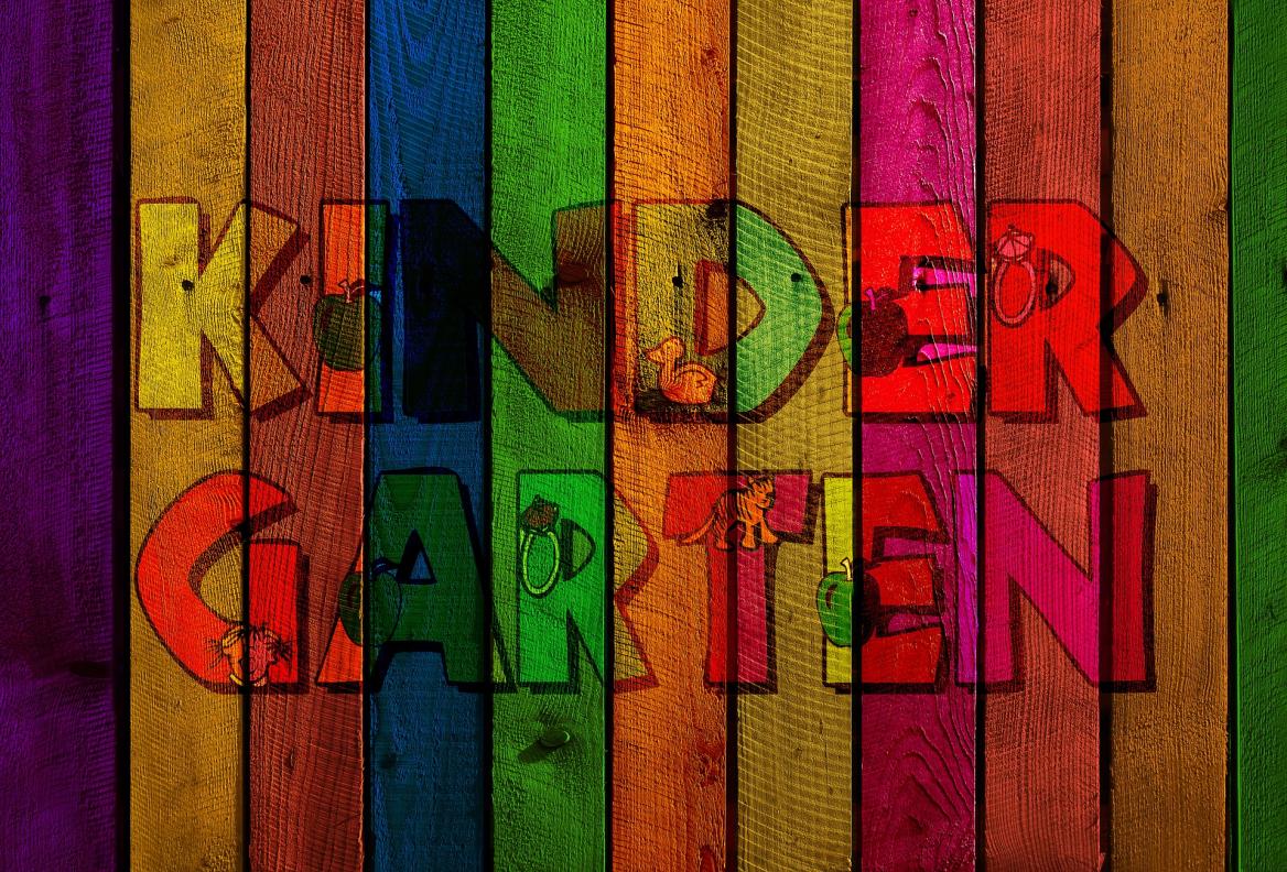 Bunte beschriftete Holzlatten