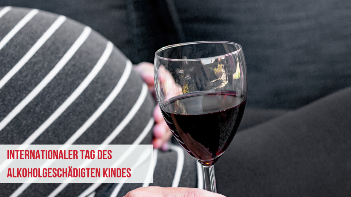 Schwangere Frau h&auml;lt ihren sBauch und ein Glas Rotwein in der Hand