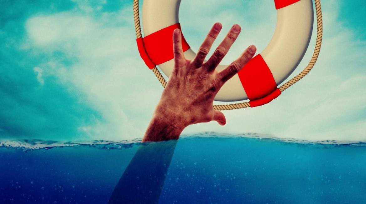 Ausgestreckte Hand nach Rettungsring