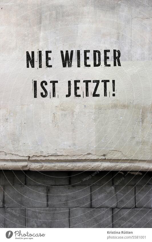 Wei&szlig;e Wand mit schwarzer Beschriftung