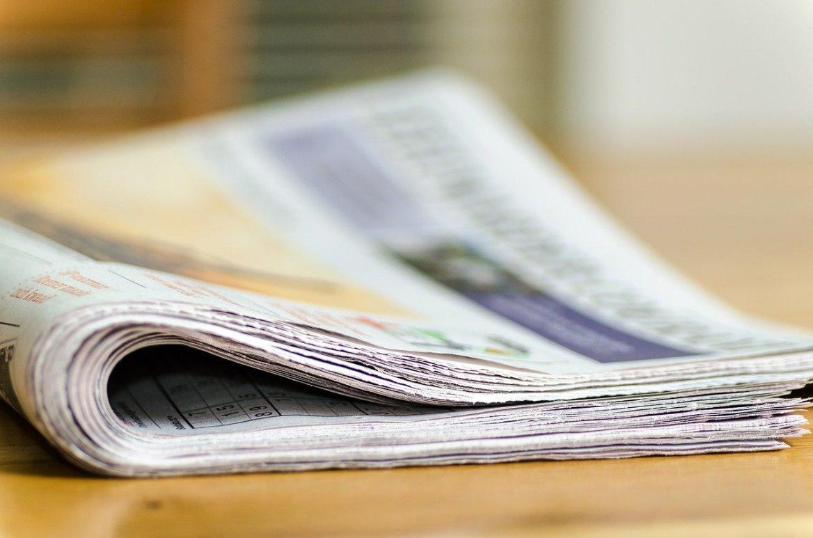 Auf dem Tisch liegt eine zusammengefaltete Zeitung