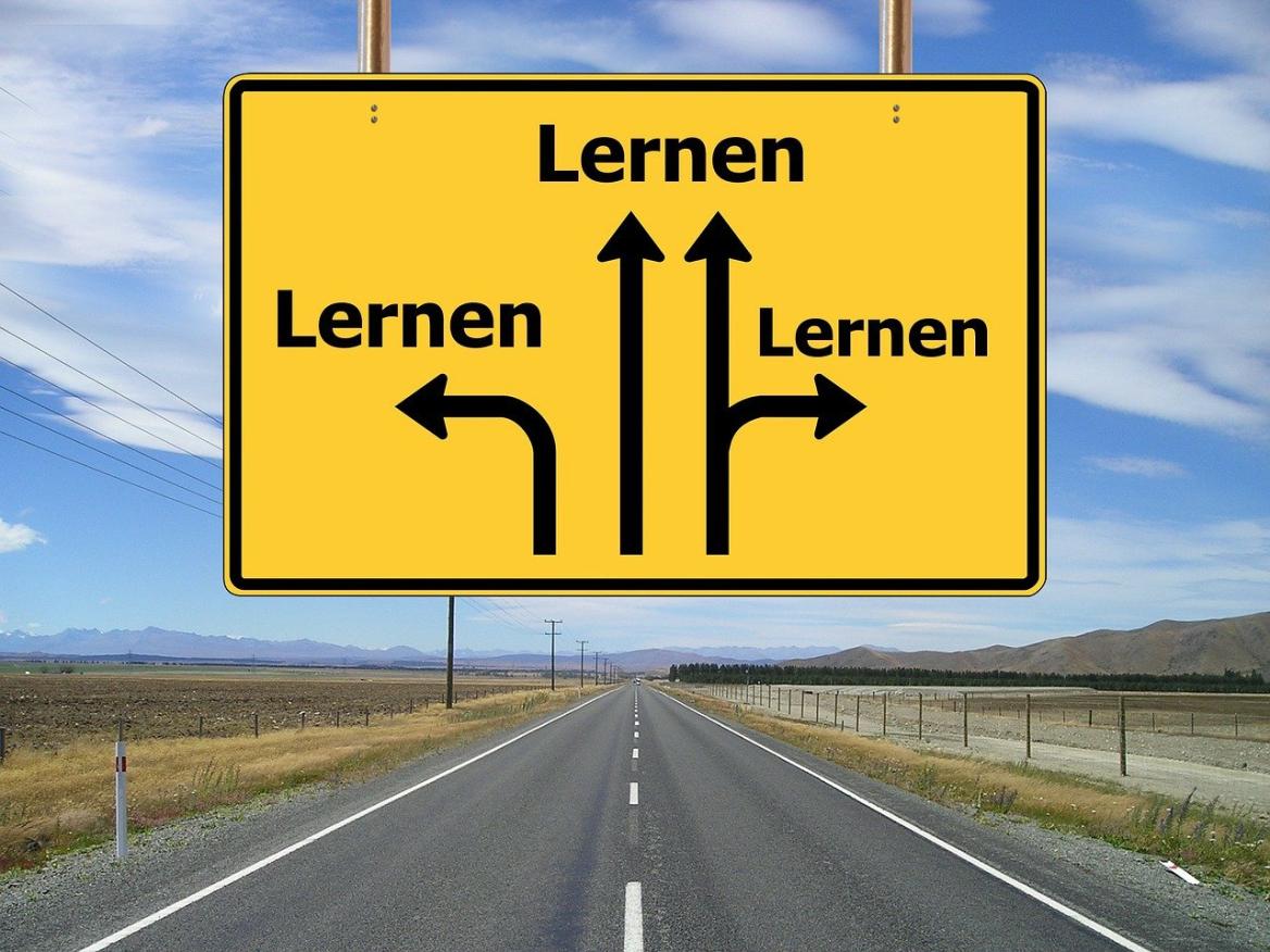 Stra&szlig;enschild mit Wegweiser in alle Richtungen