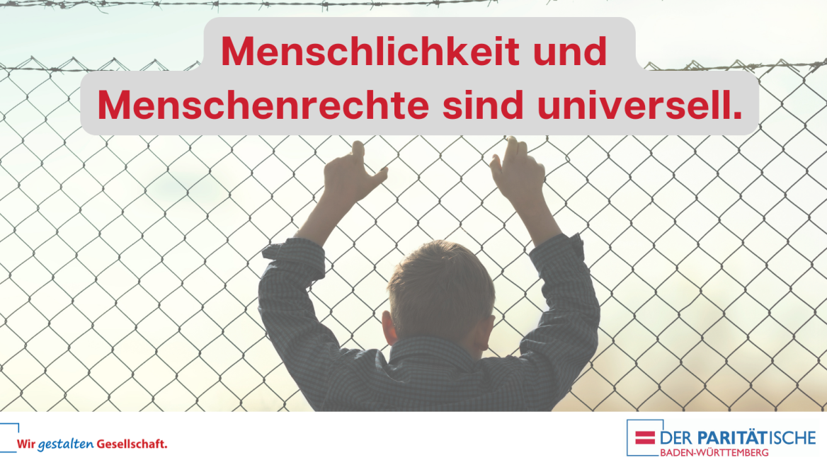 Kind r&uuml;ttet mit H&auml;nden an Zaun