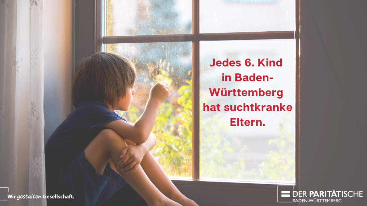 Kind sitzt auf Fensterbank