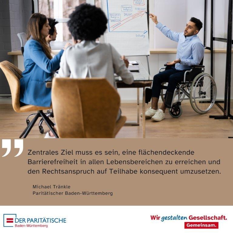 Junger mann im Rollstuhl referiert vor Gruppe mit drei Frauen