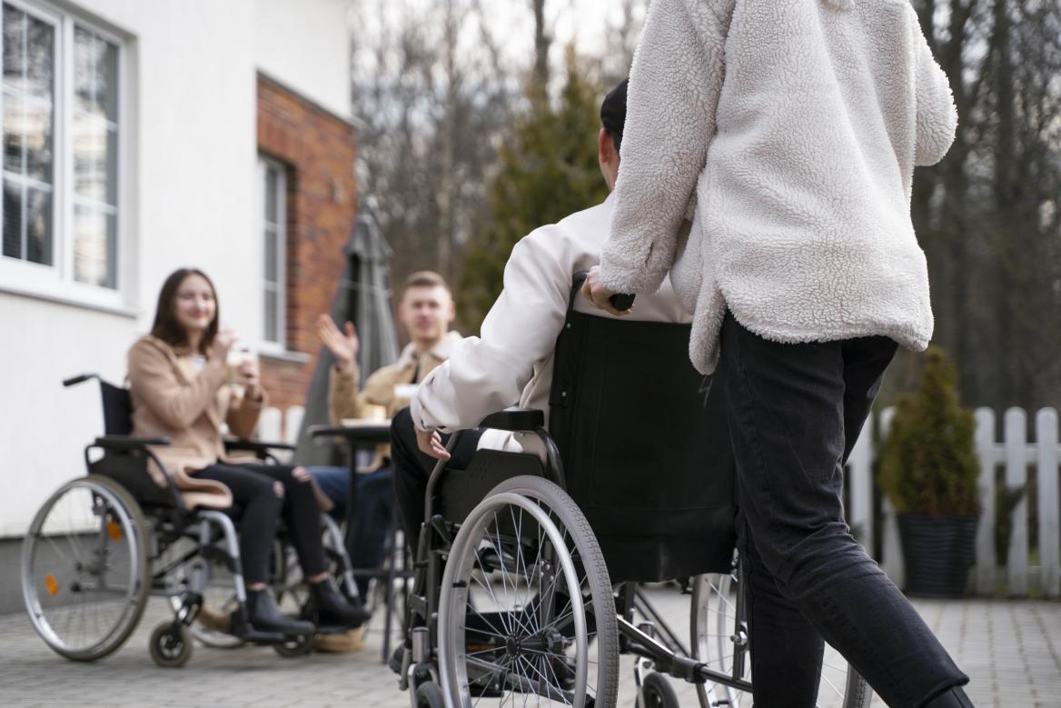 Menschen im Rollstuhl
