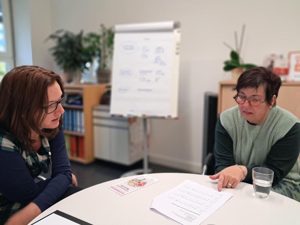 Frau Dr. Perjesi, Gesch&auml;ftf&uuml;hrung von pro familia Waiblingen mit Schorndorfer Stadtr&auml;tin Heidi Rapp im Gespr&auml;ch